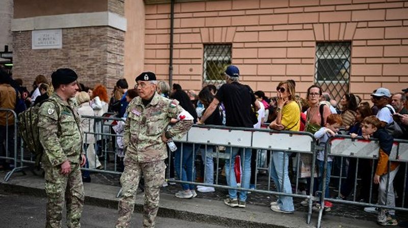 Vjernici čekaju kako bi se oprostili s papom Franjom - 1
