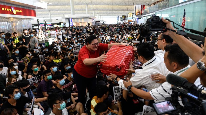 Prosvjednici blokirali aerodrom u Hong Kongu (Foto: AFP) - 3