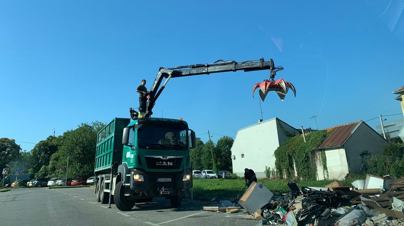 Kamion Čistoće odvozi glomazni otpad s divljeg odlagališta pored nacionalne knjižnice (Foto: Dnevnik.hr)