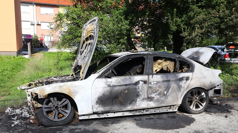 Zapaljeni automobili na Stenjevcu u Zagrebu - 1