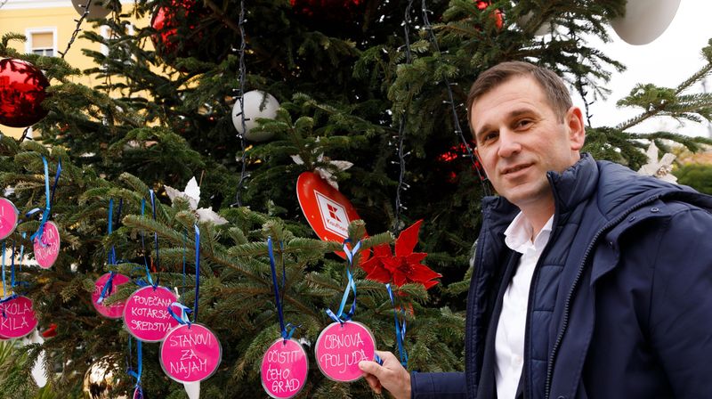 Splitski HDZ-ovci okitili bor predizbornim obećanjima gradonačelnika Ivice Puljka - 1