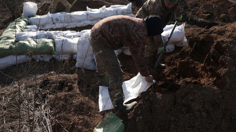 Ukrajinski vojnici grade utvrdu nedaleko od Avdiivke