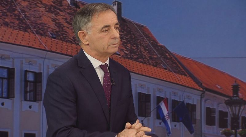 Mislav Bago razgovara s čelnikom SDSS-a Miloradom Pupovcem (Foto: Dnevnik.hr) - 2