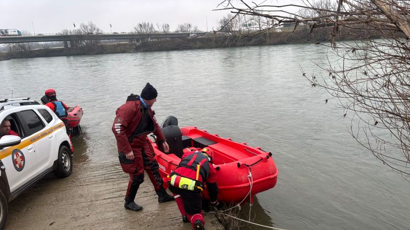Crveni križ traga za djevojčicom u rijeci Savi - 12