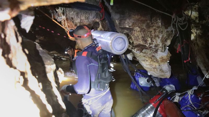 Ronioci kreću u spašavanje zarobljenih dječaka i njihovog trenera u špilji na Tajlandu (Foto: AFP)