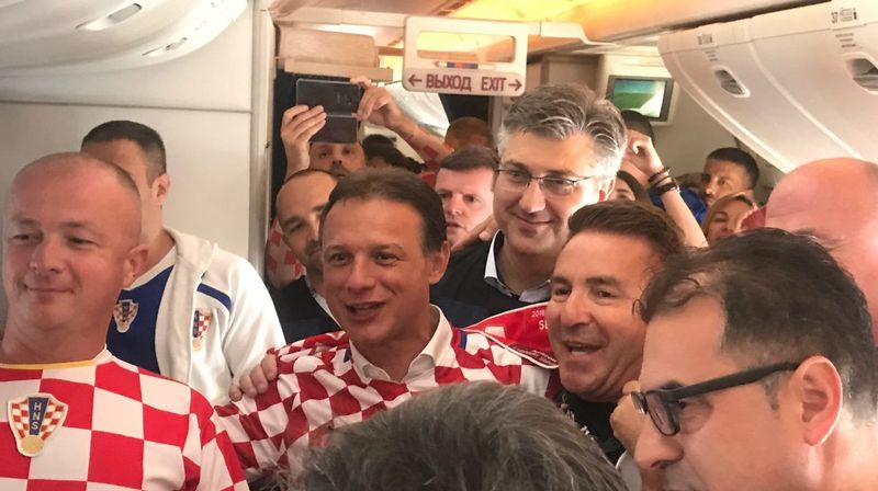 Navijački tulum u avionu (Foto: Vlada RH)