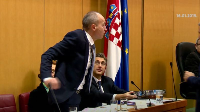 Turbulentan mandat Vlade priveden kraju - 2