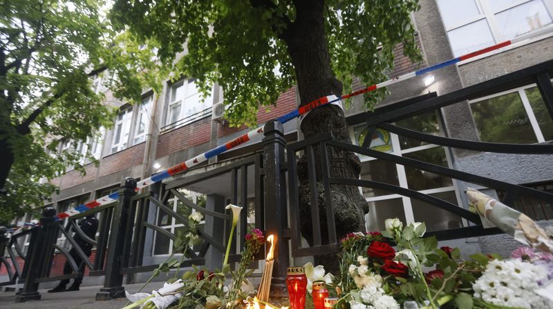 Prizor ispred škole u kojoj se dogodio nezapamćeni zločin