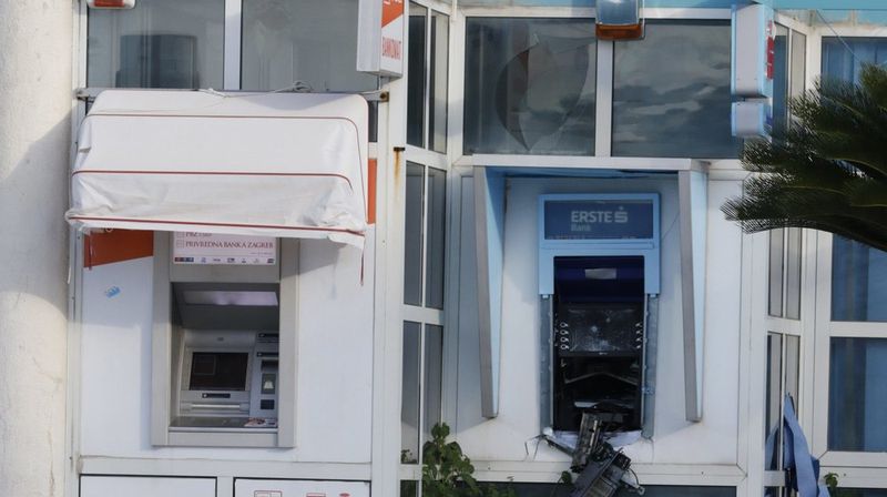 Razneseni bankomati na Turističkom uredu Tučepi - 15