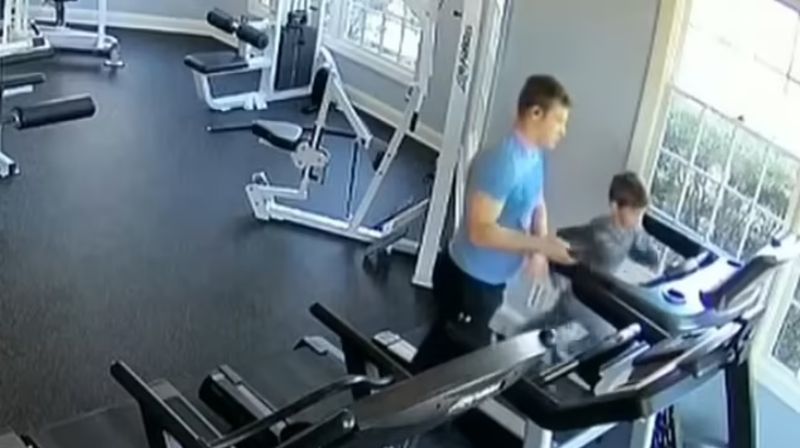 Otac prisiljavao svoga sina da trči po traci usprkos opetovanim padovima - 1