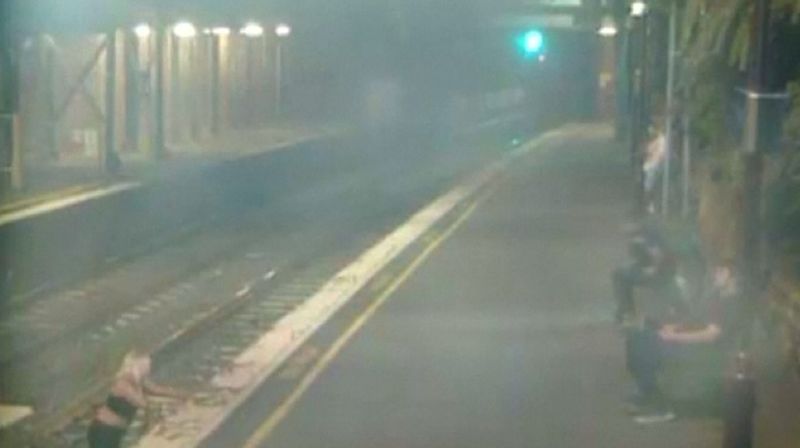 Spašavanje žena s tračnica (Foto: screenshot/Reuters) - 2
