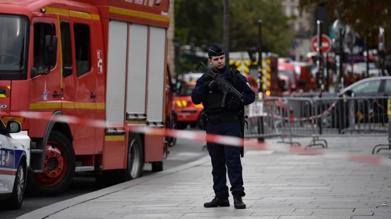 Pariz: Najmanje jedan policajac poginuo u napadu nožem u policijskoj postaji (Foto: AFP)