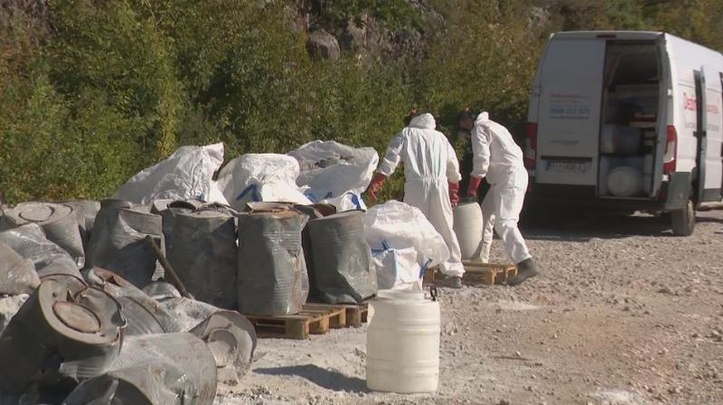 Uklanjanje bačvi s karabitom (Foto: Dnevnik.hr) - 2