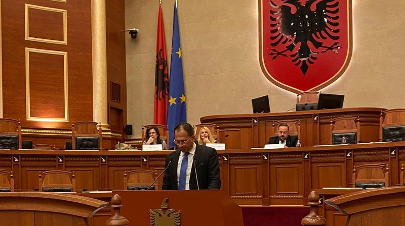 Igor Peternel u parlamentu u Tirani