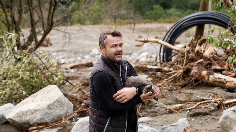 Volonter iz ruševina u BiH spasio mačku - 1
