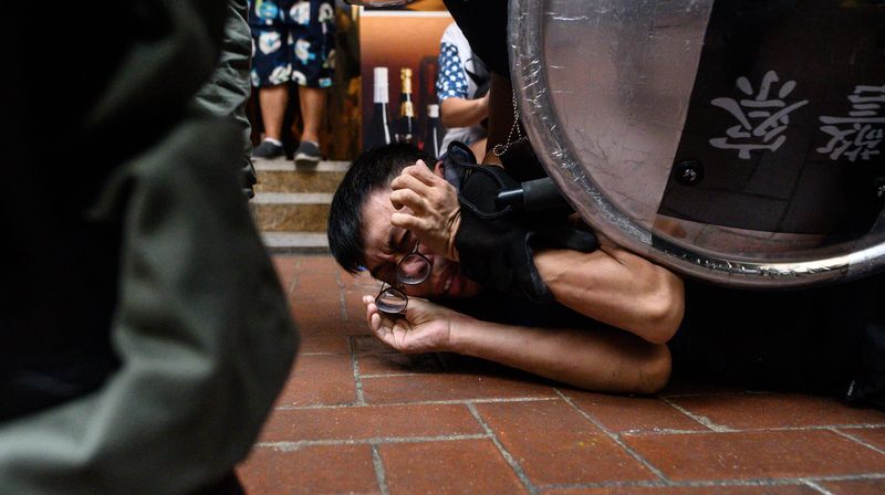 Nastavljaju se nasilni prosvjedi u Hong Kongu (Foto: AFP) - 5