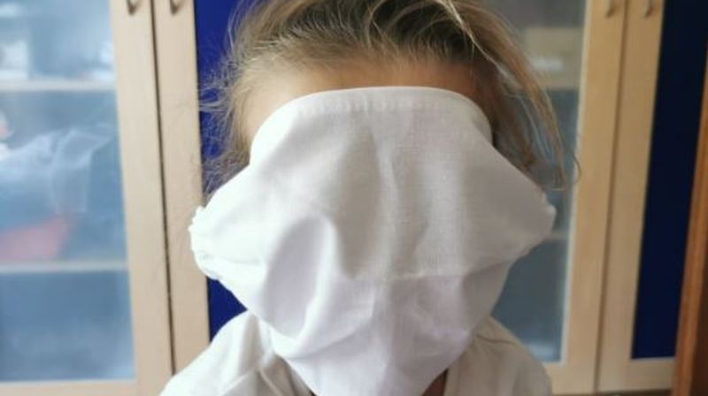 Djevojčica dobila preveliku masku