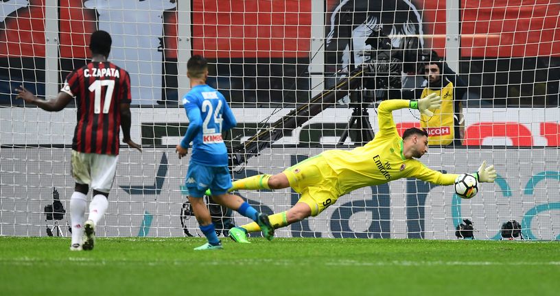 Donnarumma brani šut Miliku (Foto: AFP)