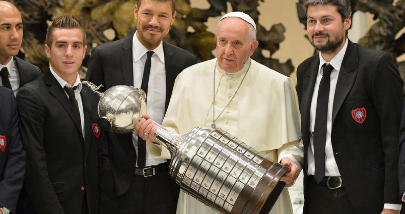 Papa Franjo s trofejem Copa Libertadoresa
