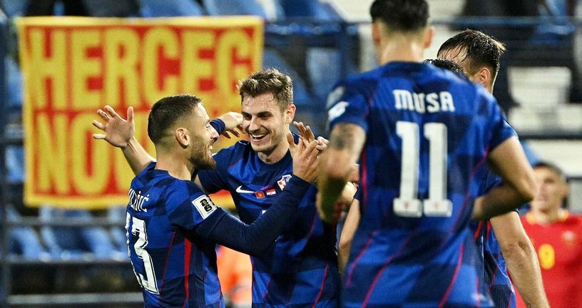 Josip Stanišić (u sredini)