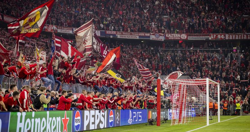 Navijači i fotoreporteri na utakmici