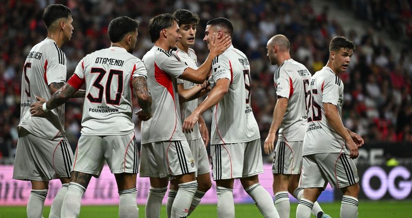 Franjo Ivanović slavi pogodak s igračima Benfice