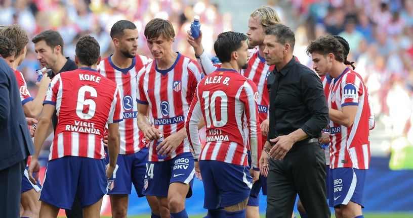 Julian Alvarez i Diego Simeone s igračima Atletica