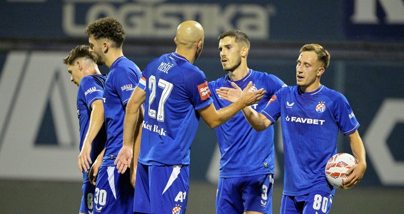 Lukas Kačavenda slavi gol s igračima Dinama