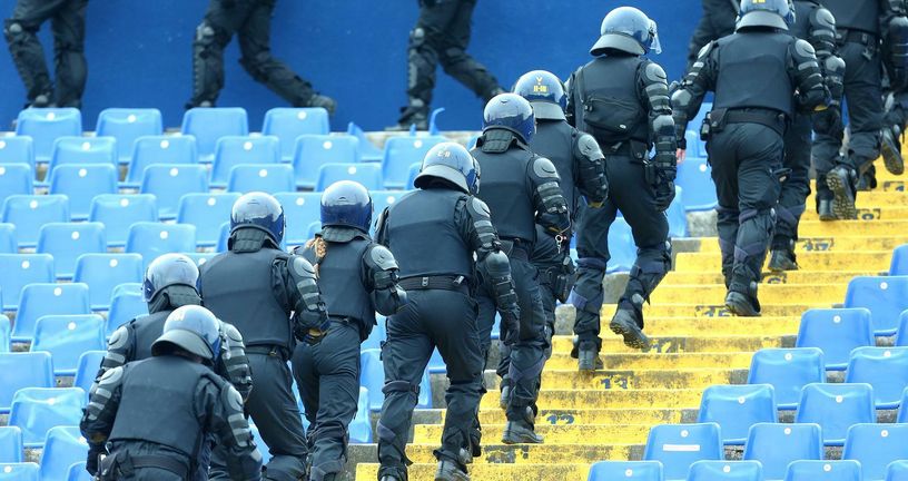 Policija na južnoj tribini stadiona Maksimir