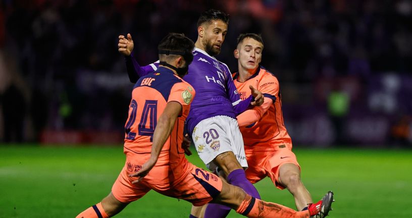 Borja Diaz u duelu s igračima Barcelone