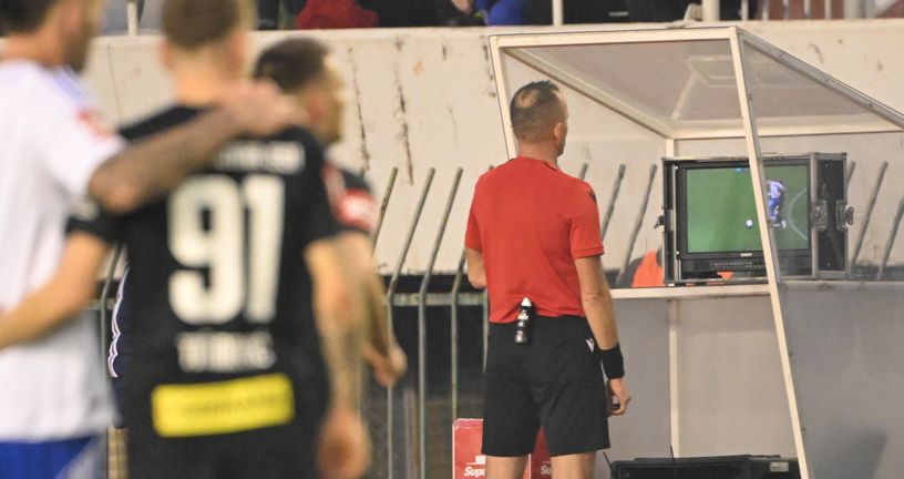 Sudac Zdenko Lovrić gleda VAR na Poljudu