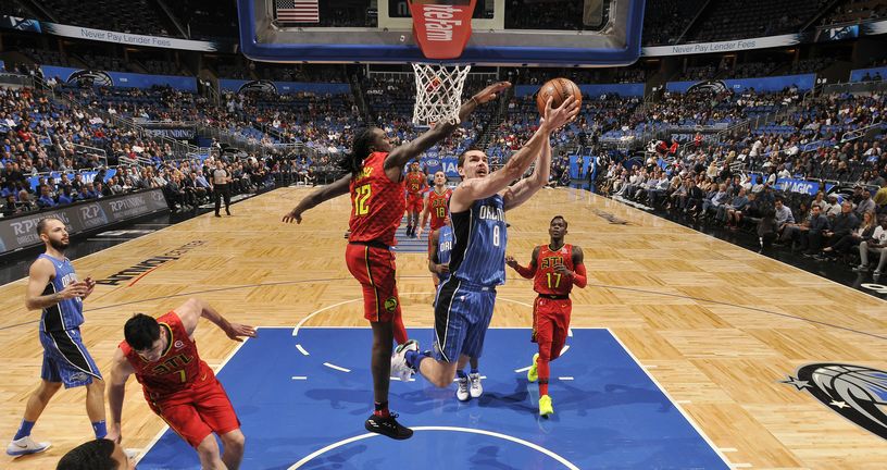 Mario Hezonja polaže protiv Atlante (Foto: AFP)