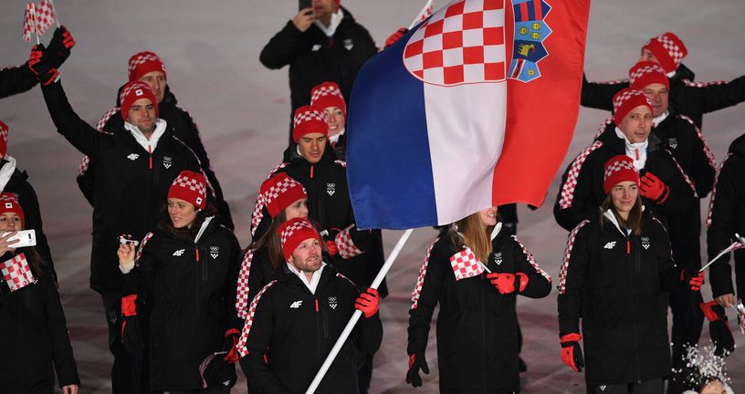 Natko Zrnčić Dim predvodio hrvatske sportaše na otvaranju ZOI u Pjongčangu (Foto: AFP)