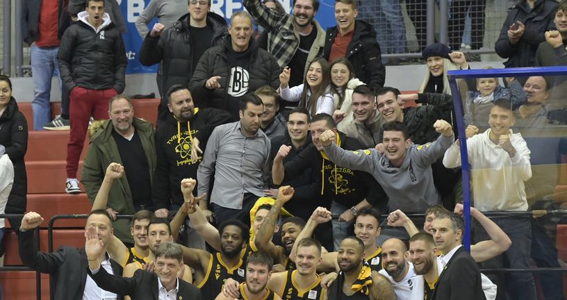Košarkaši i navijači Splita