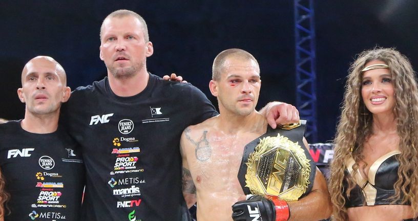 Daniel Bažant s pojasom FNC prvaka