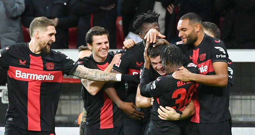 Xhaka slavi sa suigračima