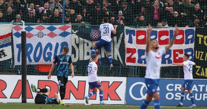Slavlje igrača Hajduka pred poništeni pogodak