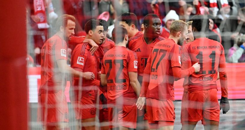 Jamal Musiala s igračima Bayerna slavi pogodak