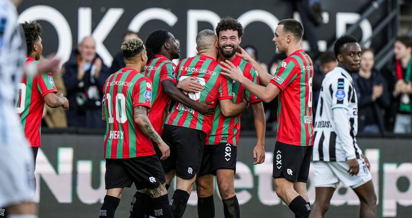 Darko Nejašmić slavi sa suigračima