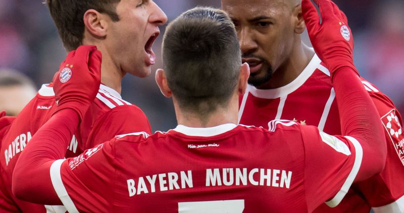 Thomas Müller slavi gol sa suigračima (Foto: AFP)
