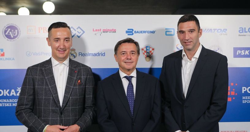 Niko Mihić (u sredini)