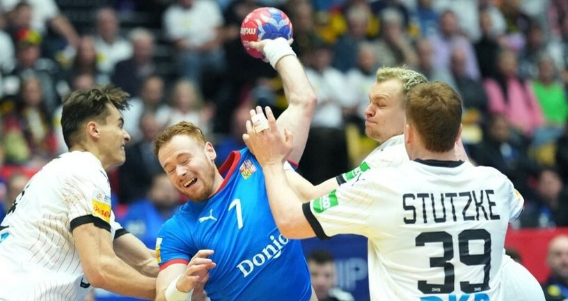 Tomaš Piroch (u sredini)