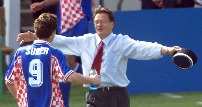 Ćiro Blažević i Davor Šuker u zagrljaju 1998. godine (Foto: AFP)