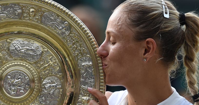 Angelique Kerber s trofejem Wimbledona (Foto: AFP)
