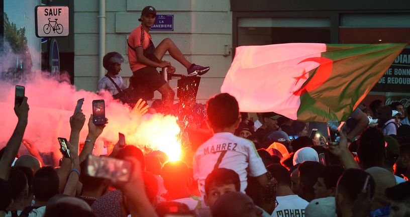 Alžirci izašli na ulice francuskih gradova (Foto: AFP)