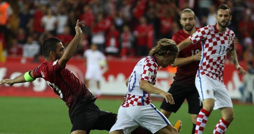 Arda Turan i Luka Modrić u duelu