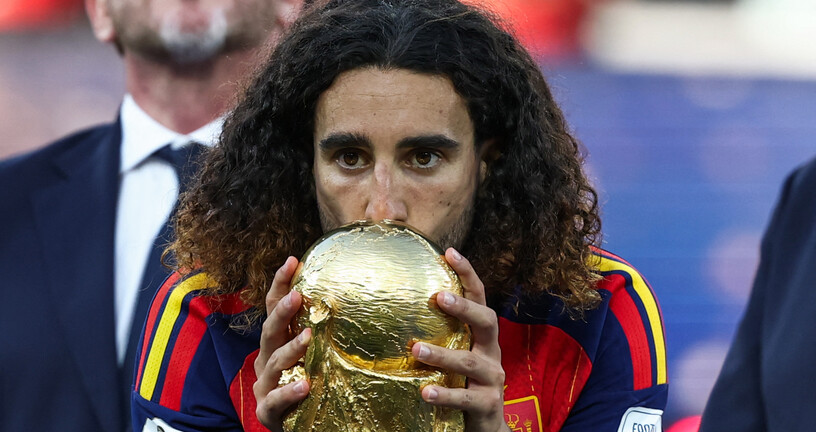 Marc Cucurella s trofejem