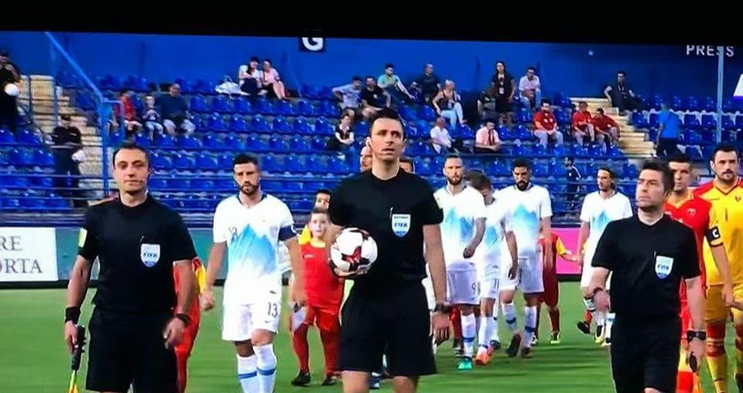 Hrvatski pomoćni sudac Bojan Zobenica prvi slijeva (GOL.hr)