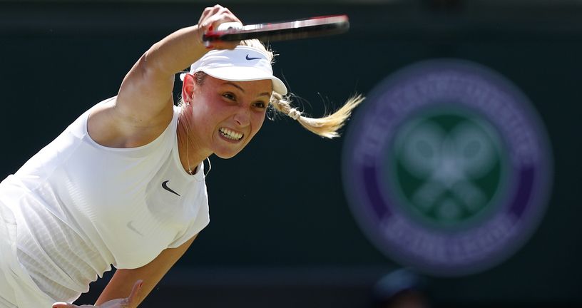 Donna Vekić servira na Wimbledonu (Foto: AFP)