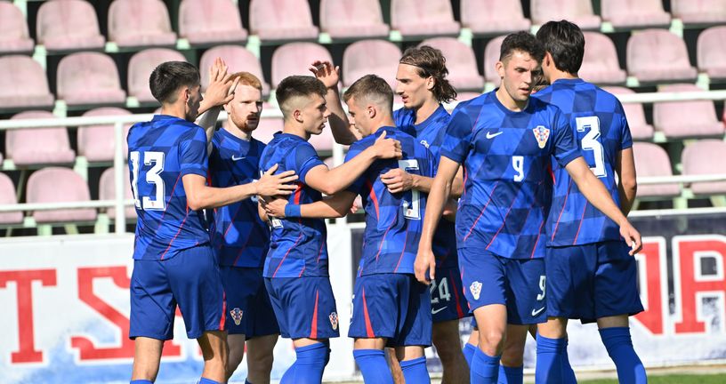 Mlada hrvatska reprezentacija slavi pogodak Frana Topića